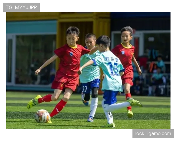 夏季足球训练营火热开启,青少年球员激情逐梦展露锋芒 夏季足球训练营火热开启,青少年球员激情逐梦展露锋芒