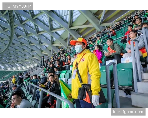 北京国安主场工体燃爆！球迷助威声浪掀翻夜空，展现铁杆支持