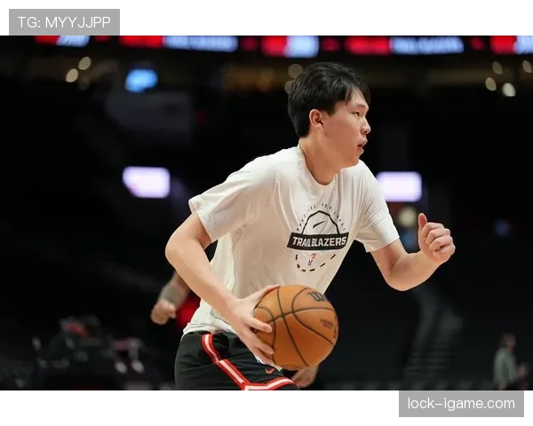 杨瀚森训练完啃鸡腿的样子，真不像个能拿顶薪的主