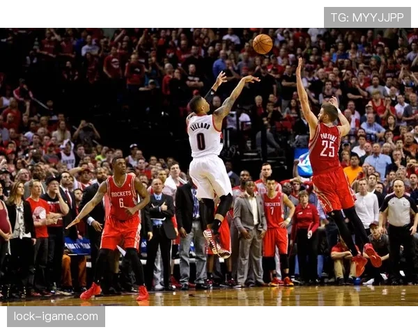 利拉德赛场上无人能挡，下了场居然每天只睡四小时？这生活谁顶得住啊